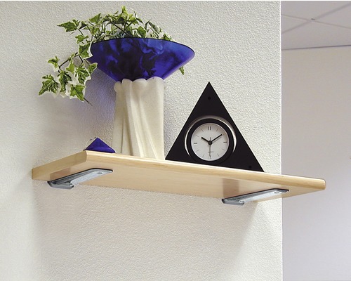 Raft cu elemente decorative și ceas triunghiular pe perete