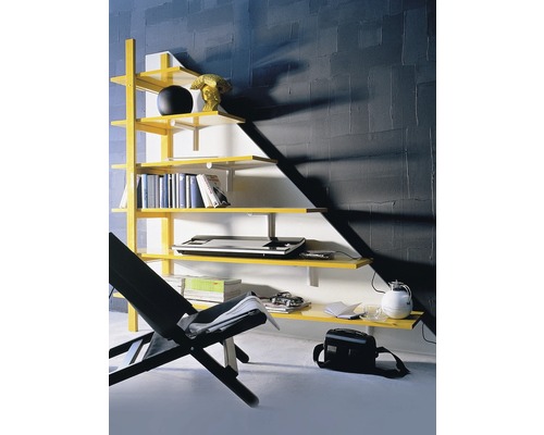 Raft galben cu diverse obiecte într-o cameră.