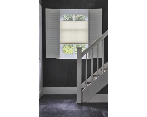 Interior cu scară, fereastră cu obloane și jaluzea plisată