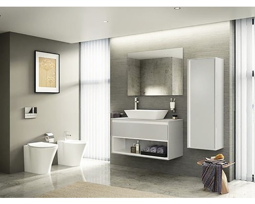 Baie cu lavoar, oglindă, dulap suspendat, toaletă și bideu, cu design luminos