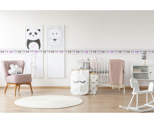 Cameră luminoasă pentru copii cu mobilier, decorațiuni și imagini cu animale