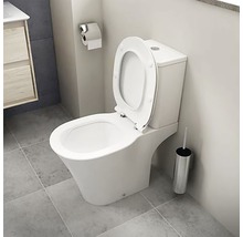 Toaletă albă, de sine stătătoare, cu capacul deschis, într-o baie.