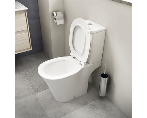 Toaletă albă, de sine stătătoare, cu capacul deschis, într-o baie.