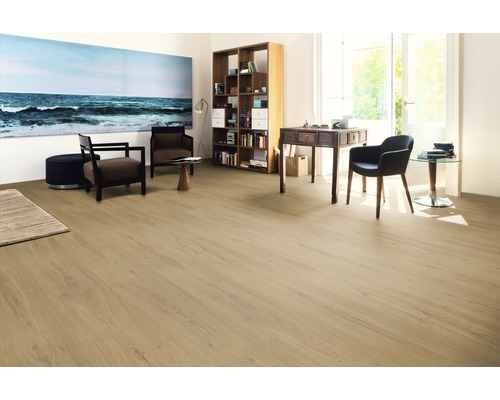 Cameră luminoasă cu podea laminată, bibliotecă și birou