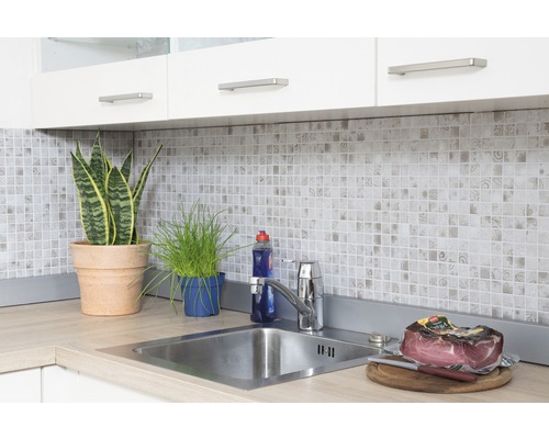 Chiuvetă de bucătărie cu robinet, placare cu faianță și decorațiuni