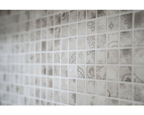 Prim-plan cu plăci de mozaic cu modele diferite