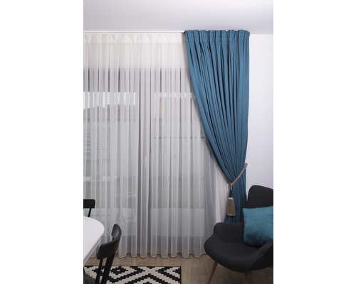 Scenă de interior cu perdele albe și o draperie drapată