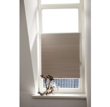 Jaluzea plisată bej la fereastră pentru protecție solară și decorare