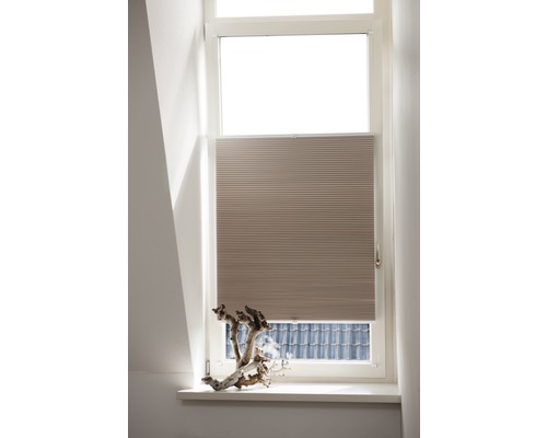 Jaluzea plisată bej la fereastră pentru protecție solară și decorare