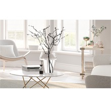 Living cu masă rotundă de marmură, vază de sticlă și decor modern