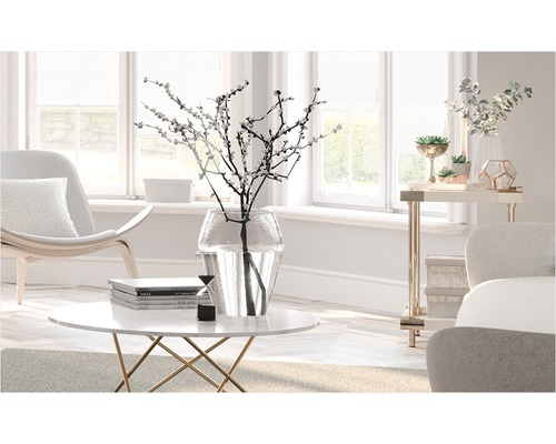 Living cu masă rotundă de marmură, vază de sticlă și decor modern