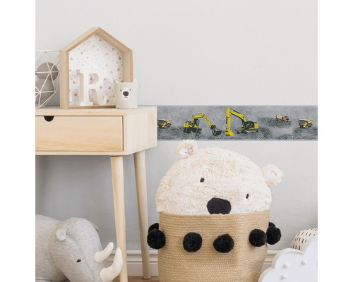 Cameră de copii cu bordură cu excavator și mobilier din lemn