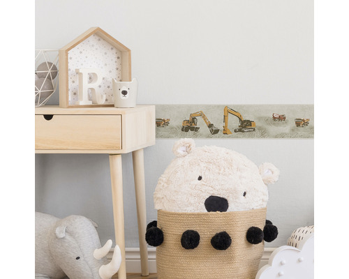 Cameră pentru copii cu bordură cu excavator, noptieră și jucării