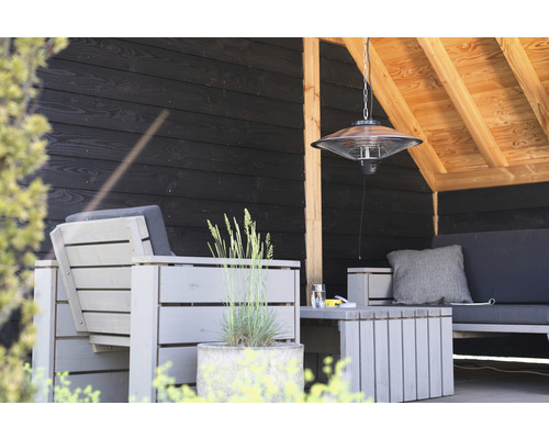 Scenă cu zonă de terasă, inclusiv încălzitor de terasă, mobilier de relaxare și decorațiuni