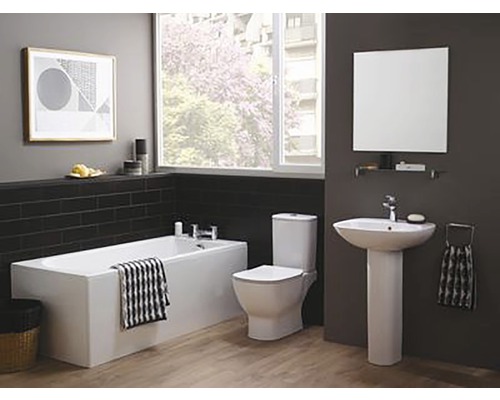 Baie cu cadă, toaletă, lavoar și oglindă