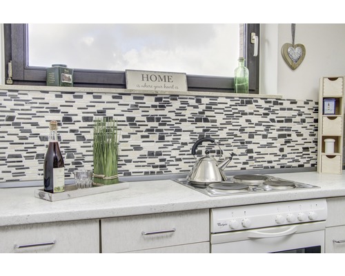 Scenă de bucătărie cu plăci de mozaic, aragaz și accesorii