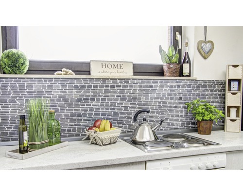 Scenă de bucătărie cu gresie mozaic, decorațiuni și ustensile de bucătărie.