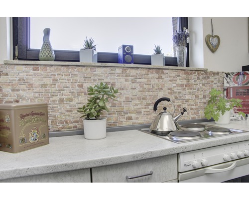 Scenă de bucătărie cu perete de cărămidă, plită, ceainic și decorațiuni