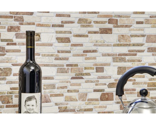 Faianță de perete cu aspect de piatră, sticlă de vin și ceainic