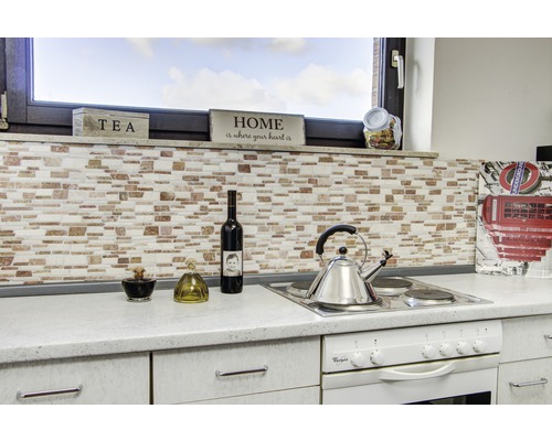 Scenă de bucătărie cu chiuvetă, aragaz, placare cu faianță și decorațiuni