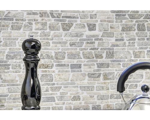 Zid imitație de piatră cu râșniță de piper și ceainic