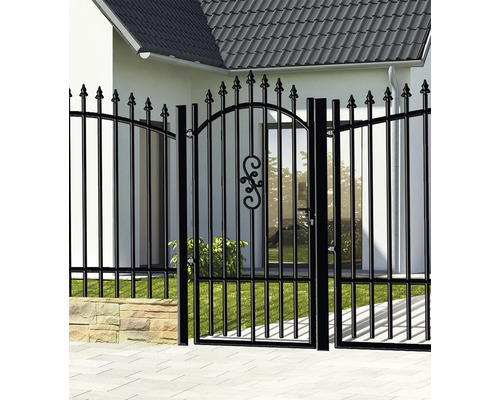 Poartă decorativă de grădină din metal cu elemente ornamentale în fața unei case