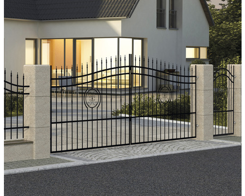 Poartă de intrare metalică în fața unei case