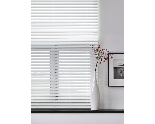 Jaluzea interioară pe fereastră cu decor