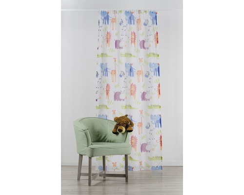Cortină cu motive animale și fotoliu verde cu jucărie de pluș