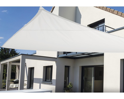Pânză triunghiulară de umbrire în fața unei case