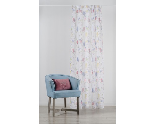 Perdea cu model de păsări și fotoliu
