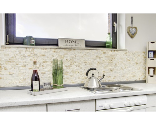 Scenă de bucătărie cu placare din piatră naturală, aragaz și decorațiuni