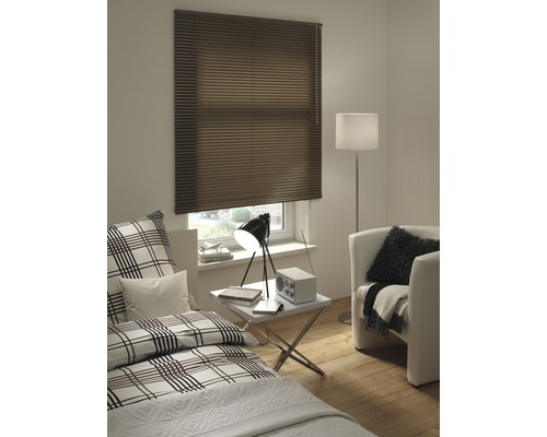 Living cu jaluzea maro la fereastră