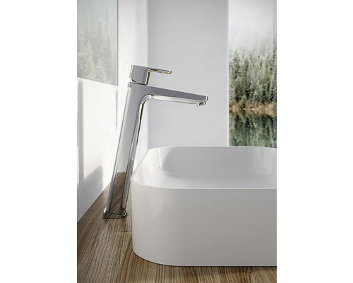 Baterie de lavoar lângă o chiuvetă