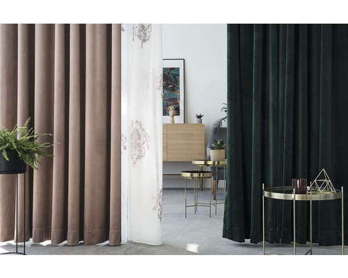 Amenajare decorativă a camerei cu perdele în diverse texturi și designuri.