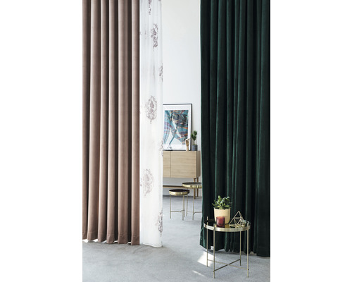 Living decorativ cu perdele, măsuțe laterale și comodă