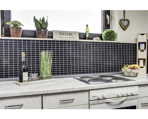 Scenă de bucătărie cu gresie mozaic, plante, decorațiuni și aragaz electric