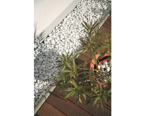 Scenă de grădină cu pietriș decorativ, terasă din lemn și plantă la ghiveci