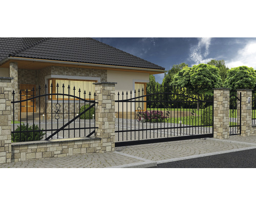 Casă unifamilială cu gard și poartă glisantă metalică