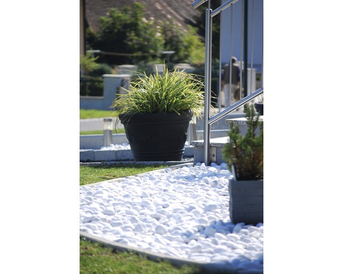 Grădină decorativă cu jardiniere și pietriș decorativ