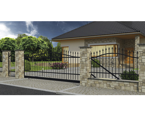 Poartă de intrare metalică cu stâlpi de piatră în fața unei case