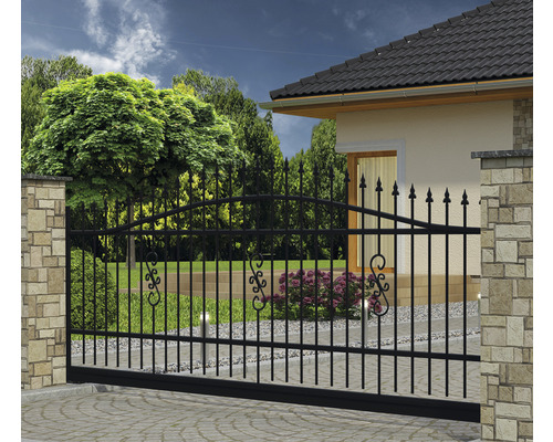 Poartă glisantă metalică în fața unei case cu grădină