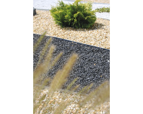 Grădină cu pietriș decorativ, plantă și bordură de gazon