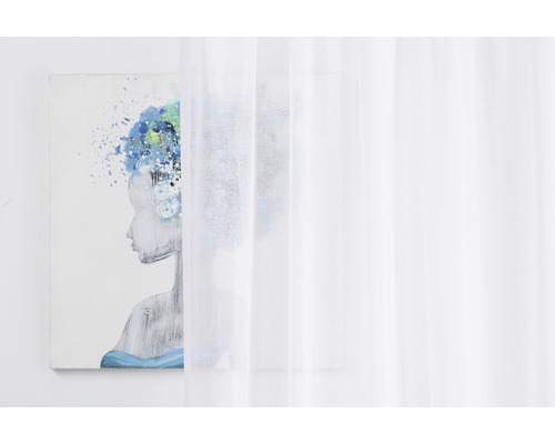 Cortină albă cu opera de artă abstractă în fundal