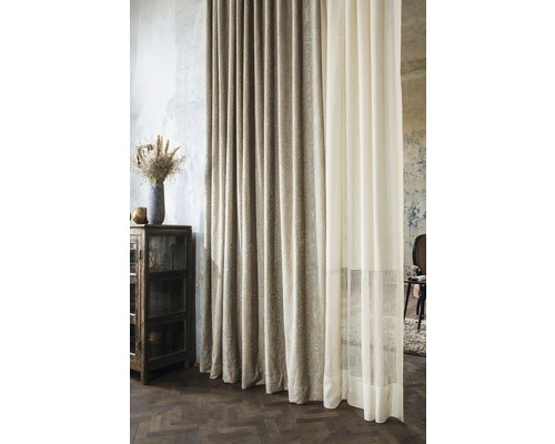 Cameră decorativă cu perdele și dulap din lemn