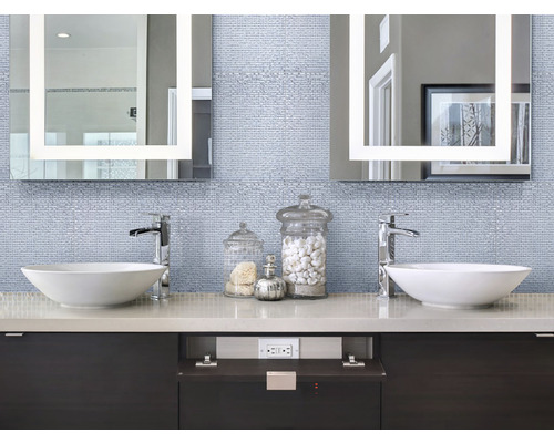 Baie cu chiuvetă dublă, oglinzi iluminate și faianță mozaic