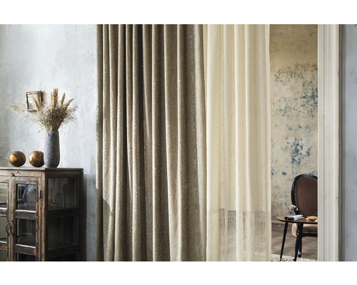 Scenă decorativă de locuit cu perdele, comodă și decorațiuni pentru o ambianță primitoare