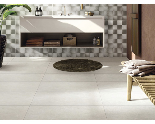 Baie luminoasă cu gresie albă, lavoar și model pătrat pe perete