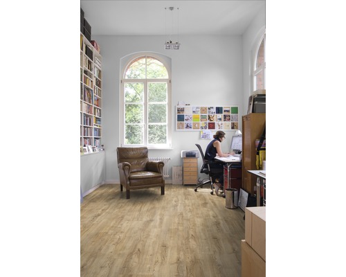 Spațiu de lucru luminos cu bibliotecă, fotoliu și podea laminată