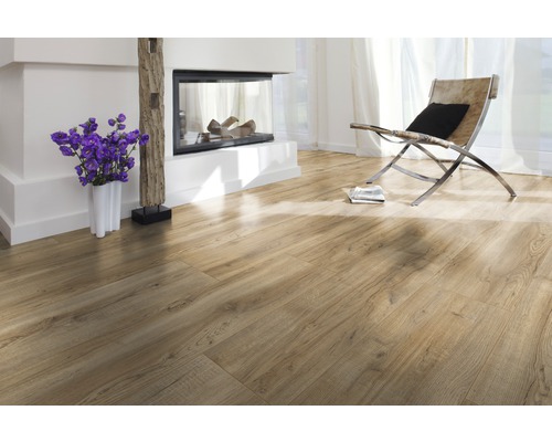 Cameră de zi luminoasă cu podea laminată, șemineu, scaun și decorațiuni